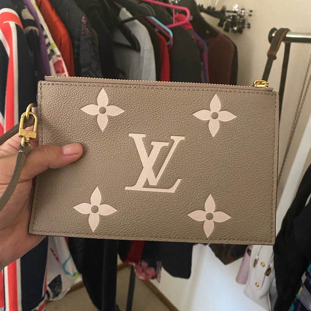 LOUIS VUITTON NÉONOÉ CLUTCH GIANT MONOGRAM EMPREINTE POUCH WRISTLET BICOLOR